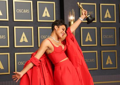 La ganadora del Oscar a mejor actriz de reparto, Ariana DeBose, posa con su premio ante de los medios.