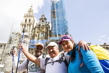 Tras 820 kilómetros desde Saint-Jean-Pied-de-Port hasta Santiago de Compostela y casi un mes de convivencia. Los tres colombianos alcanzaron este viernes la catedral compostelana. Su viaje no acabó sin embargo ahí. La experiencia tuvo este domingo una coda en Fisterra, el fin del mundo para los antiguos romanos, donde los tres peregrinos por la paz acudieron para terminar de enterrar rencores.