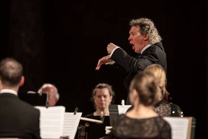 Harry Christophers, director y artífice de The Sixteen, en un momento de la interpretación de las 'Vísperas' de Monteverdi.