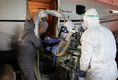 Una mujer embarazada y contagiada de covid-19 es trasladada a un hospital en mayo de 2020, en Manaos.