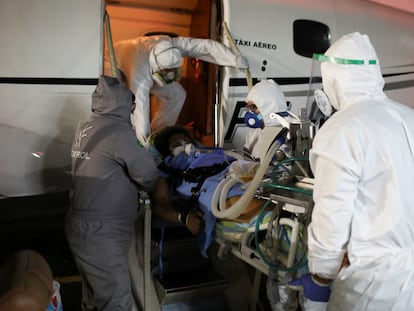 Una mujer embarazada y contagiada de covid-19 es trasladada a un hospital en mayo de 2020, en Manaos.