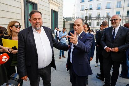 Oriol Junqueras (ERC)y Jordi Turull (Junts), tras la aprobación de la ley de amnistía en el Congreso, este jueves.
