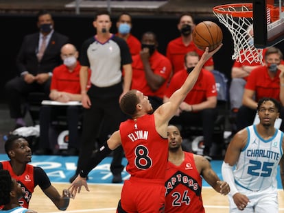 Flynn entra a canasta durante un partido reciente entre Toronto y Charlotte. / J. C. TILTON (GETTY)