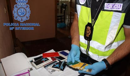 Tarjetas y cartillas intervenidas en la &#039;operacion Laika&#039;.