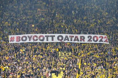 aficionados del Borussia Dortmund protestan en contra del Mundial de Qatar, en Alemania, en octubre pasado.