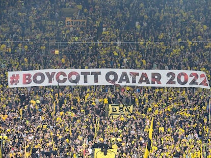 Los aficionados del Borussia Dortmund protestan en contra del Mundial de Qatar, en Alemania, en octubre pasado.