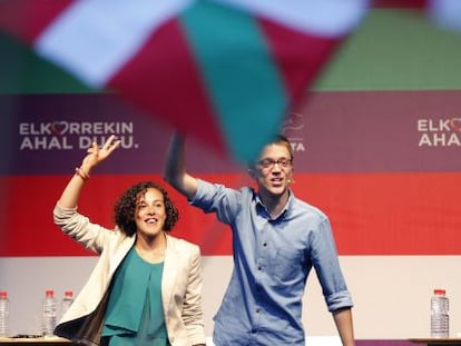 El jefe de campa&ntilde;a de Podemos, &Iacute;&ntilde;igo Errej&oacute;n y la cabeza de lista por Gipuzkoa, Nagua Alba, durante un mitin electoral de Unidos Podemos celebrado  en Bilbao.