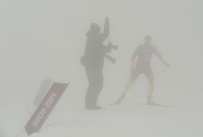 Un atleta que iba a competir en el Biatlón. La espesa niebla que envuelve las montañas en los Juegos Olímpicos de Sochi obligó a los organizadores a posponer eventos. Los entrenadores en el biatlón dijeron que el mayor problema no era tanto la niebla como la mala calidad de la nieve.