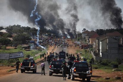 Las fuerzas de seguridad se enfrentan a los manifestantes durante una protesta antigubernamental este martes en Abuya, Nigeria.