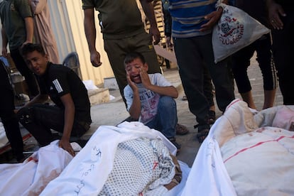 Un niño palestino llora a sus familiares muertos a causa de un ataque israelí, en frente de la morgue de Deir Balah, en el centro de la franja de Gaza, este martes.