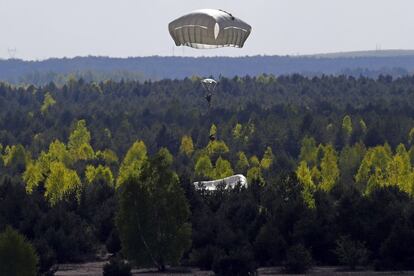 Las tropas norteamericanas se entrenan junto con la sexta brigada Aerotransportada de Polonia en un "esfuerzo" para asegurar a los aliados su "compromiso con la región", expresó el coronel Steve Warren, portavoz del Pentágono de Estados Unidos. En la imagen, un soldado de los Estados Unidos tras lanzarse en paracaídas cerca de Olkusz (Polonia).