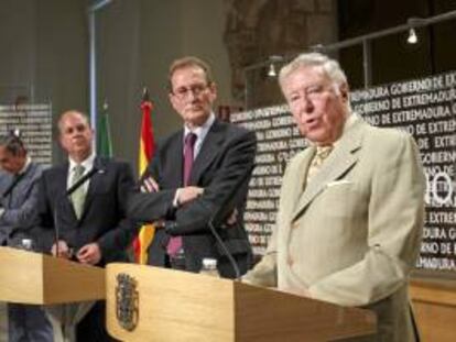 Los presidentes de Caja Rural del Sur, José Luis García Palacios; Caja Rural de Extremadura, Román Prieto; el presidente de Extremadura, José Antonio Monago; y el responsable de Caja RUral de Cördoba, Manuel Enríquez, de dcha a izda, informan en rueda de prensa de la decisión de Caja Rural de Extremadura de abandonar el Grupo Cooperativo Ibérico y romper el Sistema Institucional de Protección (SIP) con Caja Rural del Sur y Caja Rural de Córdoba, un acuerdo que contempla la renuncia de la entidad andaluza a los 24 millones de euros en concepto de indemnización.