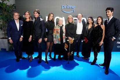 De izquierda a derecha, todo el clan Pombo (Álvaro López Huerta, Lucía Pombo, Pablo Castellano, María Pombo, Teresa Ribó, Víctor Pombo, Gabriela Toral, Marta Pombo y Luis Zamalloa), el día de la presentación de su docuserie.