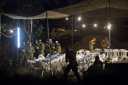 Soldados israelíes se reúnen durante el rezo del viernes en una tienda de campaña en la Frontera de Gaza, en Israel.
