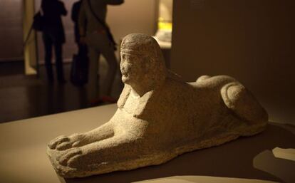 Imagen de una esfinge en la exposición Cleopatra en la pinacoteca de París.