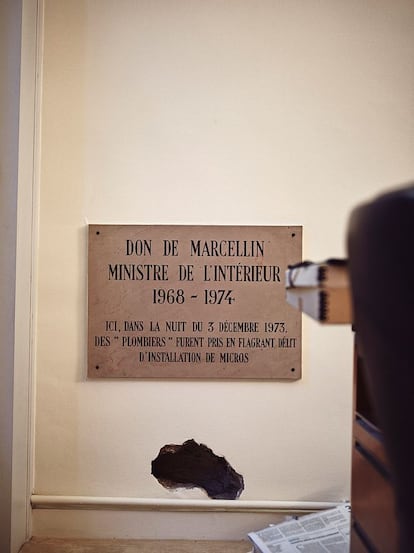 Rincón de la redacción con un agujero socavado en 1973 por orden de Raymond Marcellin, ministro de Interior de la época, en un intento de Watergate. La placa reza en francés: "Donación de Marcellin, ministro del Interior, 1968-1974. Aquí, durante la noche del 3 de diciembre de 1973, unos "fontaneros" fueron descubiertos en flagrante delito de instalación de micrófonos".