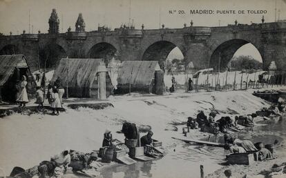 Molina recuerda al hilo de esta postal que antes en la orilla del río Manzanares las mujeres iban a lavar la ropa al puente de Toledo.