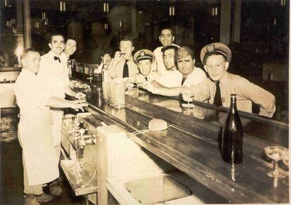 Imagem do Floridita dos anos quarenta, quando o estabelecimento era referência. Ninguém que passou por Havana queria perder os daiquiris de Constante, era como não ter viajado para a ilha.