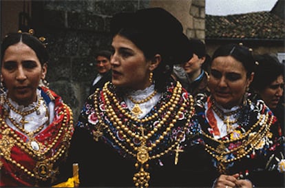 Tres águedas con sus engalanados vestidos, en Miranda del Castañar.