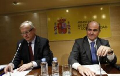 El comisario de Asutntos Econ&oacute;micos,  Olli Rehn, y el ministro espa&ntilde;ol de Econom&iacute;a, Luis de Guindos, en una rueda de prensa el 28 de enero de 2013. 