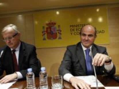 El comisario de Asutntos Econ&oacute;micos,  Olli Rehn, y el ministro espa&ntilde;ol de Econom&iacute;a, Luis de Guindos, en una rueda de prensa el 28 de enero de 2013. 