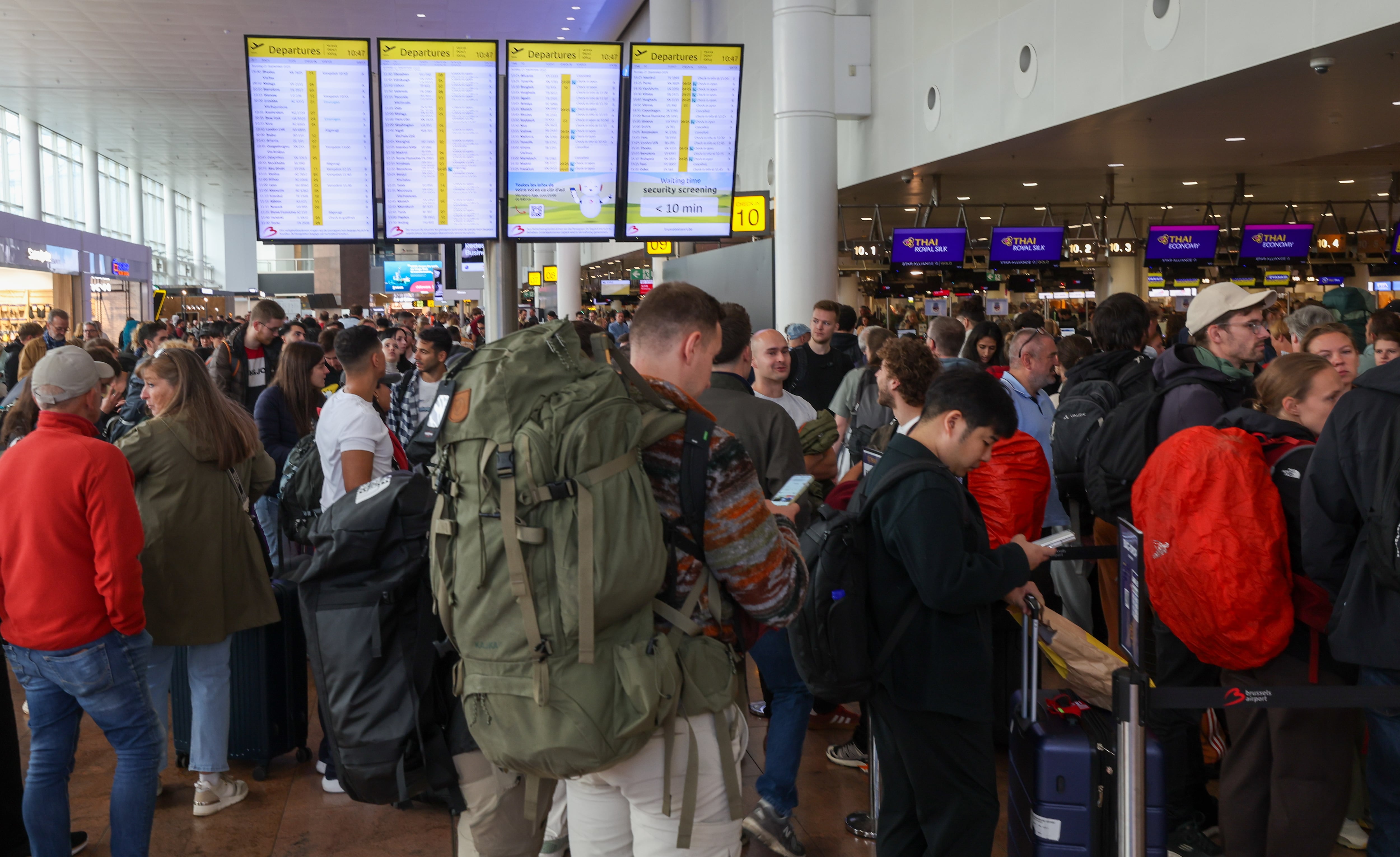 Colas en el aeropuerto de Bruselas, este domingo, a consecuencia de un ciberataque. 
