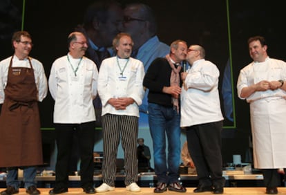 Aduriz, Subijana, Roteta, Arguiñano recibiendo un cariñoso beso de Arzak, y Berasategui, en San Sebastián.