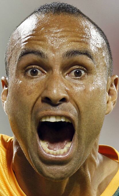 El jugador de Australia, Archie Thompson celebra uno de los goles.