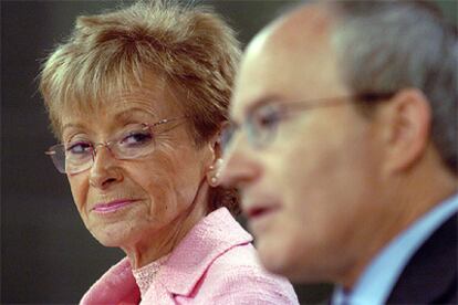 La vicepresidenta María Teresa Fernández de la Vega y el ministro José Montilla, tras el consejo de Ministros.