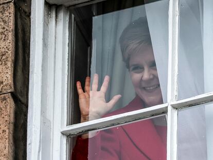 Nicola Sturgeon saluda este miércoles desde una de las ventanas de Bute House, la residencia oficial de la ministra principal de Escocia, en Edimburgo.
