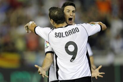 Soldado felicita a Aduriz tras su gol.