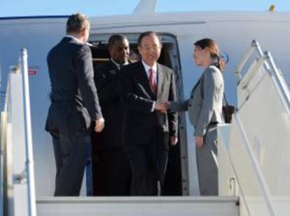 El secretario general de la Organización de las Naciones Unidas (ONU), Ban Ki-moon (c), llega al aeropuerto de San Petesburgo (Rusia) hoy para asistir a la cumbre del G-20.