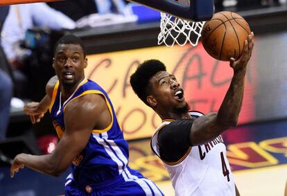 Shumpert a punto de anotar a aro pasado, ante Barnes.