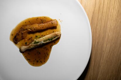 Navaja y tendón con salsa 'meunière', del cocinero Javi Estévez, chef del restaurante La Tasquería de Madrid.