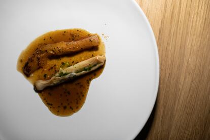 Navaja y tendón con salsa 'meunière', del cocinero Javi Estévez, chef del restaurante La Tasquería de Madrid. 