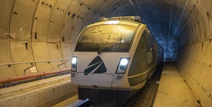 Uno de los trenes de Adif cruza un túnel en Pajares.