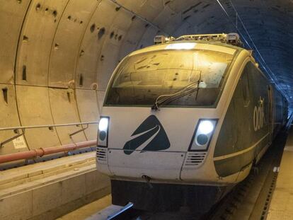 Uno de los trenes de Adif cruza un túnel en Pajares.