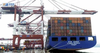 Un barco de carga en un puerto de China.