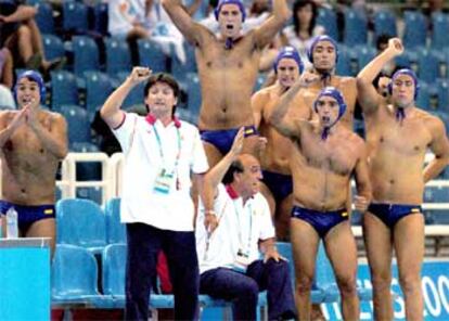 Jugadores y técnicos celebran un gol de la selección al borde la piscina olímpica.