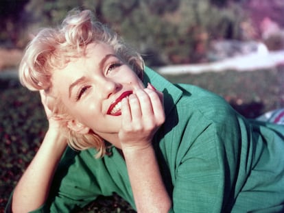 La actriz Marilyn Monroe, tumbada sobre la hierba, en un retrato tomado en 1954 en Palm Springs, California.