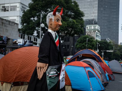 Plantón del Frente Nacional Anti AMLO (Frenaa), en Ciudad de México, en septiembre.