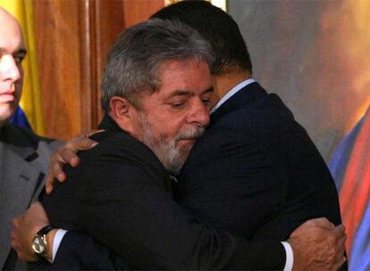 Lula Da Silva abraza a Hugo Chávez, a la derecha, durante una visita de Estado a Venezuela el año pasado.