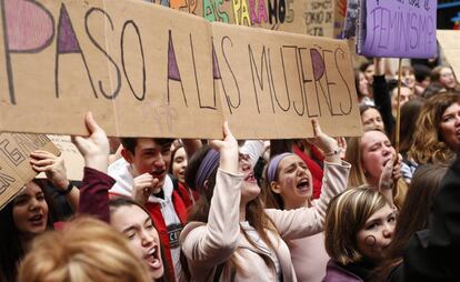 Estudiantes defienden los derechos de las mujeres el 8 de marzo del año pasado en Barcelona. 