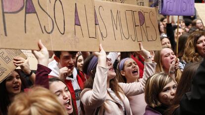Estudiantes defienden los derechos de las mujeres el 8 de marzo del año pasado en Barcelona.