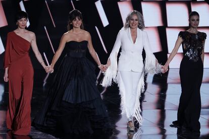 Las actrices Ariadna Gil, Penélope Cruz, Miriam Díaz Aroca y Maribel Verdú presentan el Goya a la mejor película. 