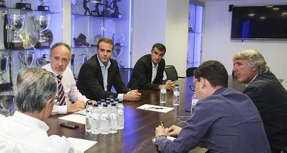 Representantes de la Federación con los presidentes del Europa, Cornellà y Gimnàstic de Manresa.