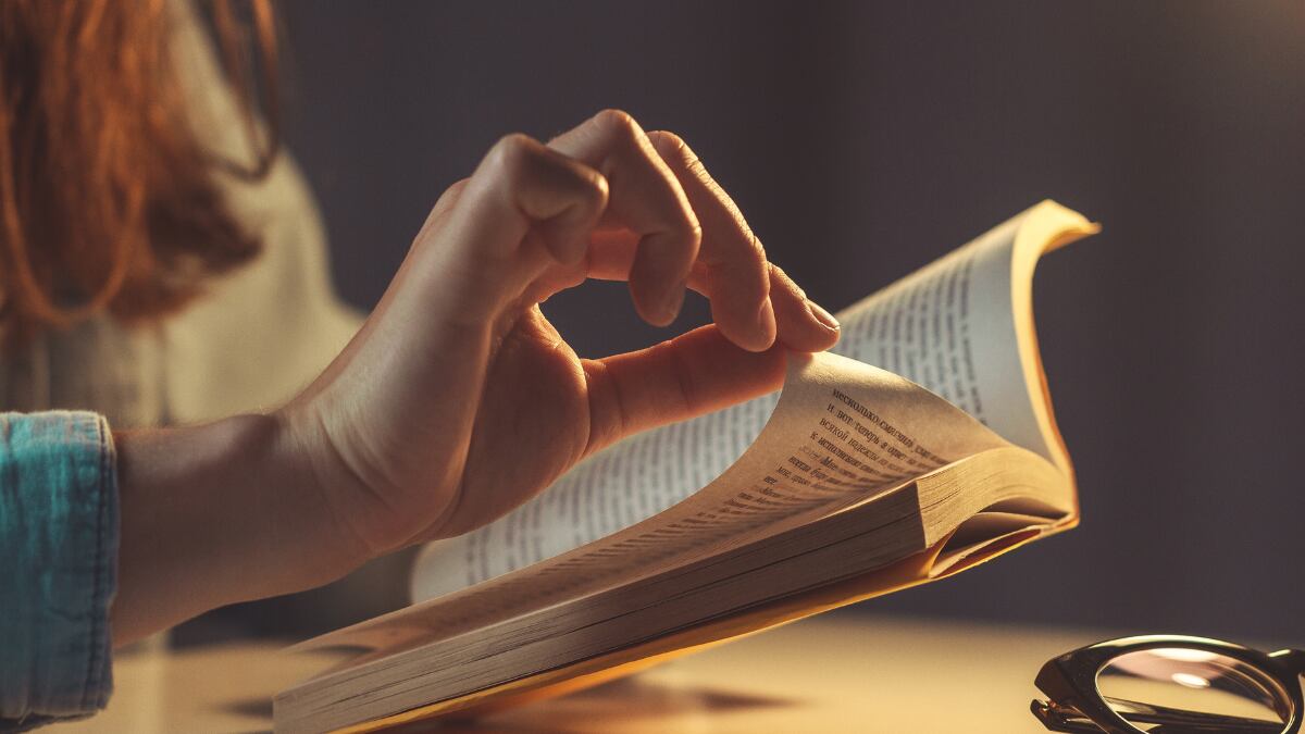 Adiós a la vista cansada y a las pantallas: la luz ámbar anti-fatiga para devorar libros por las noches