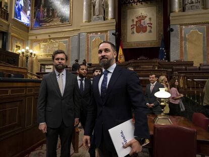 Vox lawmaker Iván Espinosa de los Monteros (l) and Vox chief Santiago Abascal.