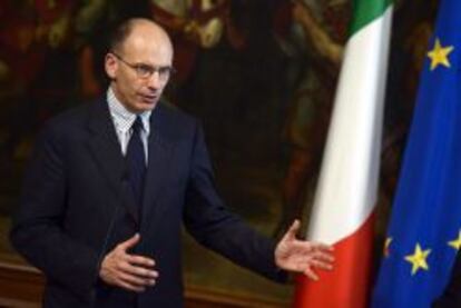 El primer ministro italiano Enrico Letta se dirige a los medios de comunicaci&oacute;n durante una rueda de prensa junto con el secretario general de la Organizaci&oacute;n para el Desarrollo y la Cooperaci&oacute;n Econ&oacute;mica (OCDE), Jos&eacute; &Aacute;ngel Gurr&iacute;a tras su encuentro en el palacio Chigi , en Roma el 02 de mayo de 2013.