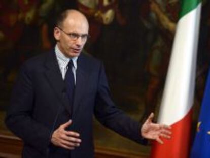 El primer ministro italiano Enrico Letta se dirige a los medios de comunicaci&oacute;n durante una rueda de prensa junto con el secretario general de la Organizaci&oacute;n para el Desarrollo y la Cooperaci&oacute;n Econ&oacute;mica (OCDE), Jos&eacute; &Aacute;ngel Gurr&iacute;a tras su encuentro en el palacio Chigi , en Roma el 02 de mayo de 2013.